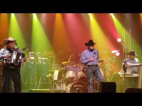 David Lee Garza y Los Musicales – Poquito a Poco